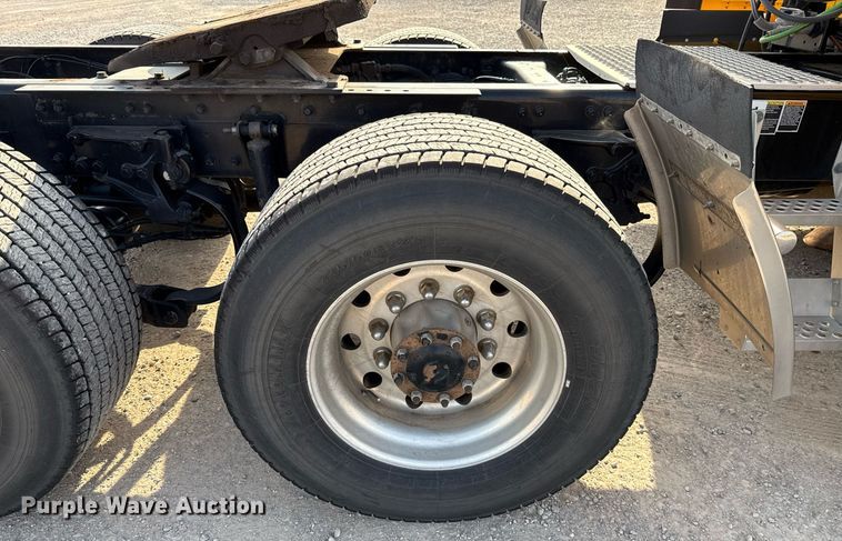 image for item EJ4572 2022 Kenworth T680 semi truck