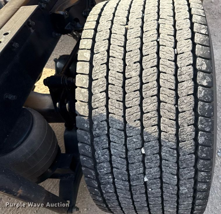 image for item EJ4572 2022 Kenworth T680 semi truck