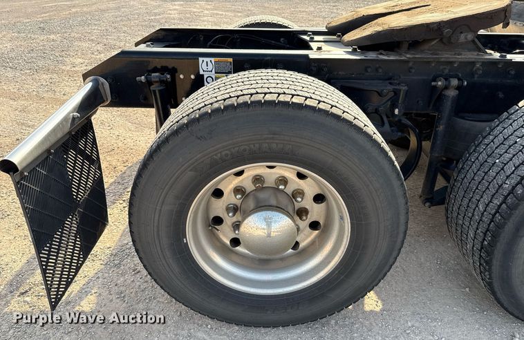 image for item EJ4572 2022 Kenworth T680 semi truck