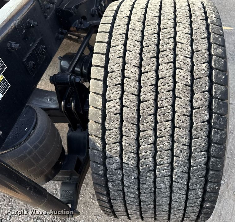 image for item EJ4572 2022 Kenworth T680 semi truck