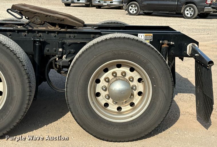 image for item EJ4572 2022 Kenworth T680 semi truck