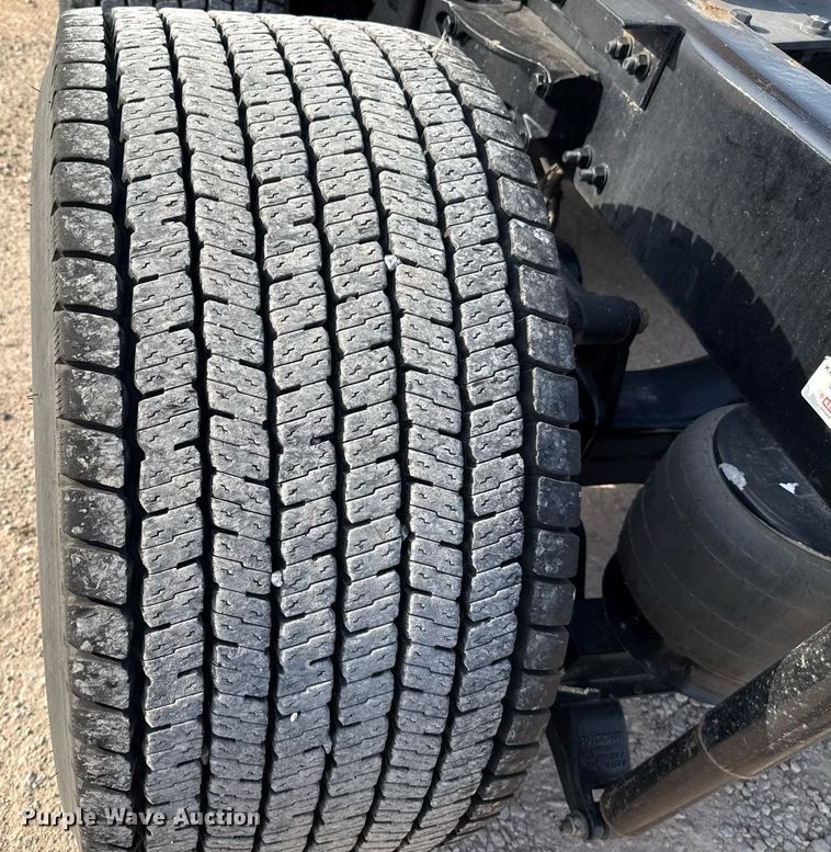 image for item EJ4572 2022 Kenworth T680 semi truck