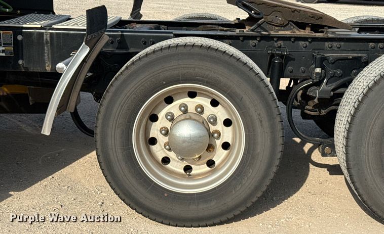 image for item EJ4572 2022 Kenworth T680 semi truck