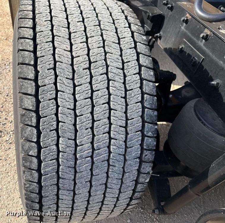 image for item EJ4572 2022 Kenworth T680 semi truck