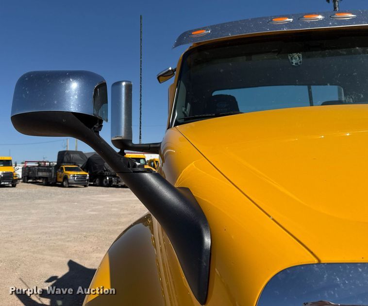 image for item EJ4573 2021 International LT625 semi truck