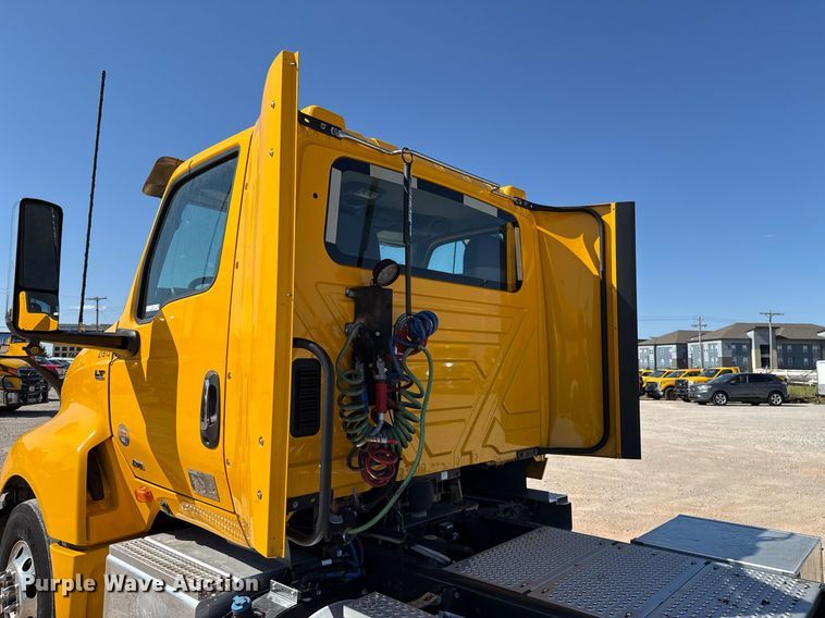 image for item EJ4573 2021 International LT625 semi truck