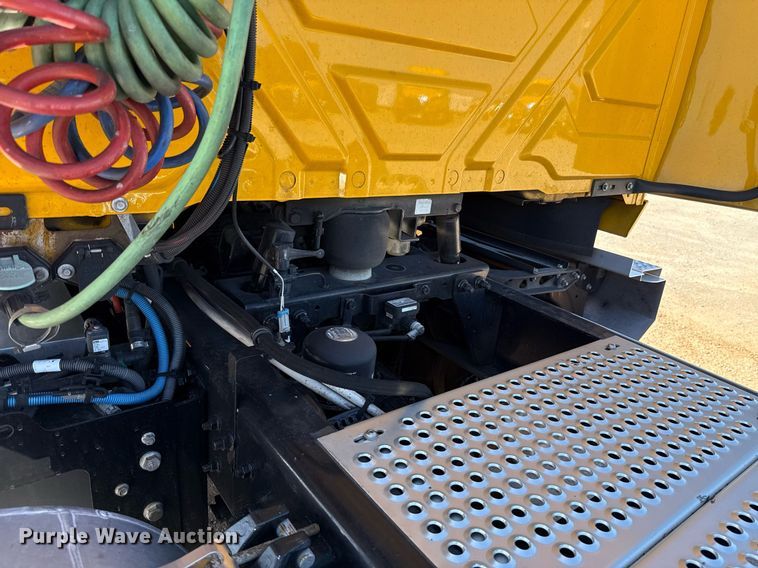 image for item EJ4573 2021 International LT625 semi truck