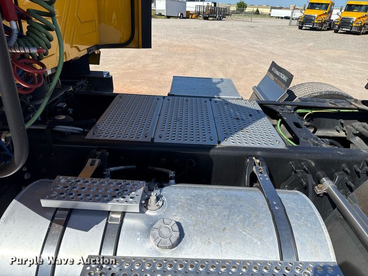 image for item EJ4573 2021 International LT625 semi truck