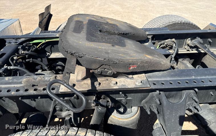 image for item EJ4573 2021 International LT625 semi truck