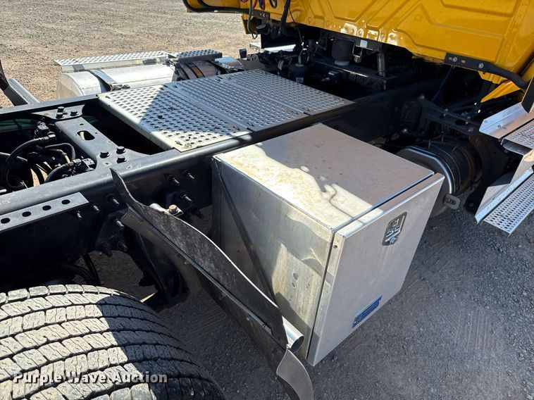 image for item EJ4573 2021 International LT625 semi truck