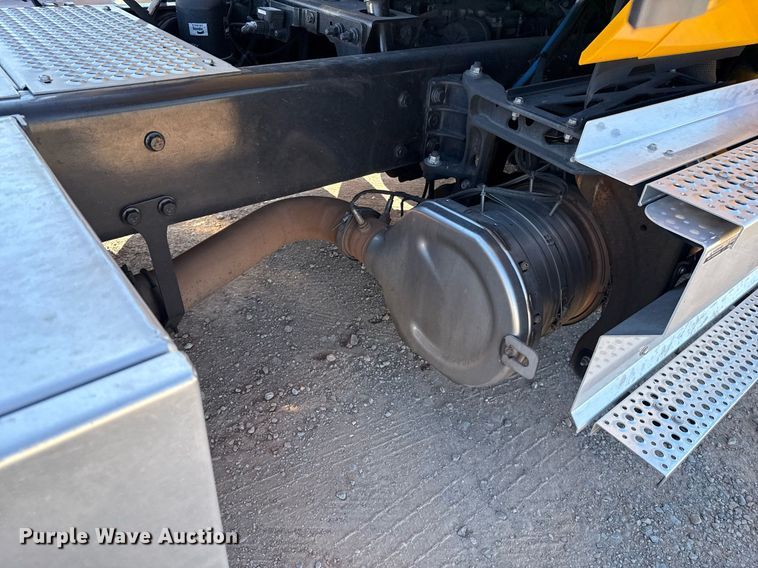 image for item EJ4573 2021 International LT625 semi truck