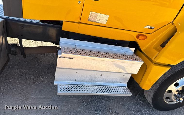 image for item EJ4573 2021 International LT625 semi truck