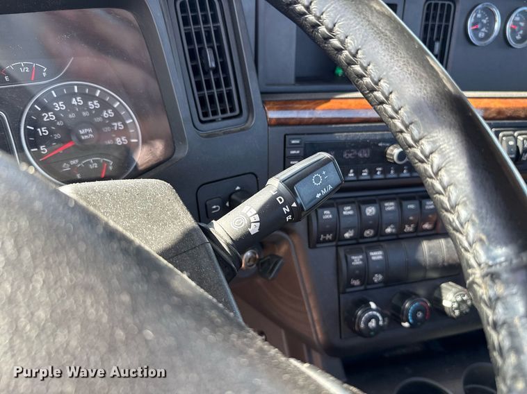 image for item EJ4573 2021 International LT625 semi truck