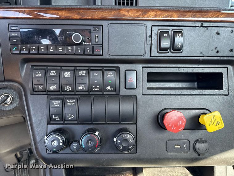 image for item EJ4573 2021 International LT625 semi truck