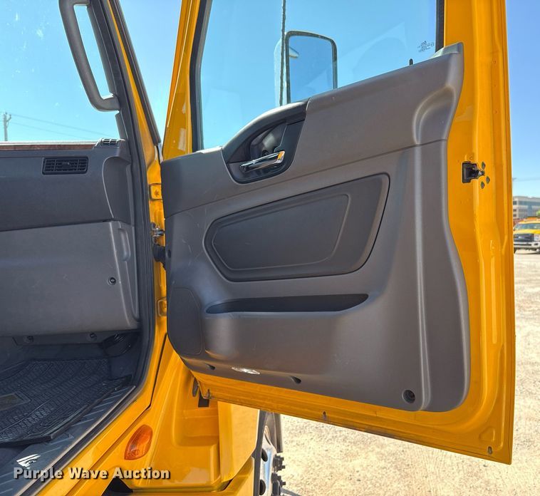 image for item EJ4573 2021 International LT625 semi truck