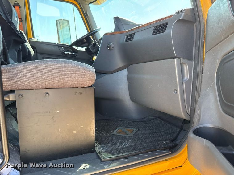 image for item EJ4573 2021 International LT625 semi truck