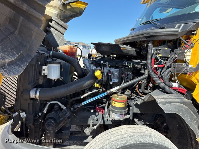 image for item EJ4573 2021 International LT625 semi truck