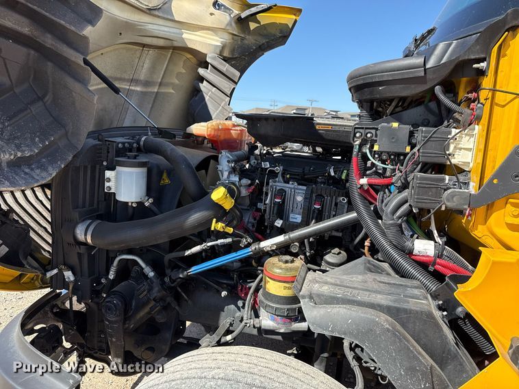 image for item EJ4573 2021 International LT625 semi truck