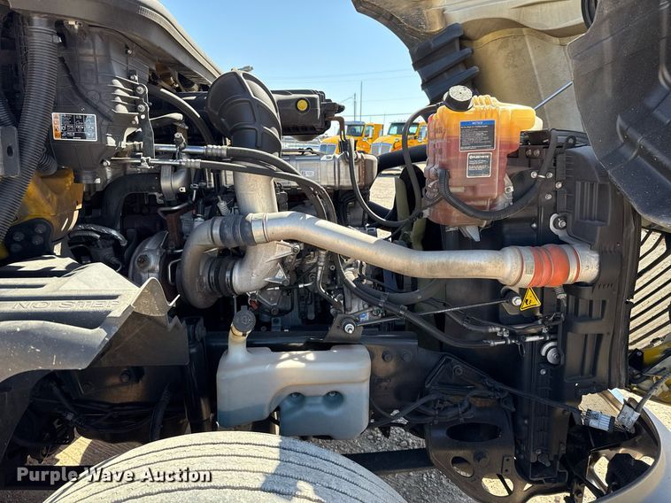 image for item EJ4573 2021 International LT625 semi truck