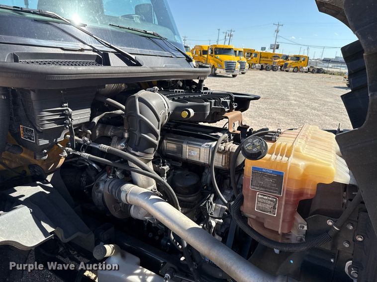 image for item EJ4573 2021 International LT625 semi truck