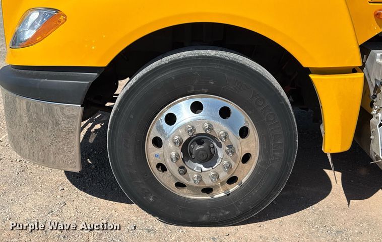 image for item EJ4573 2021 International LT625 semi truck