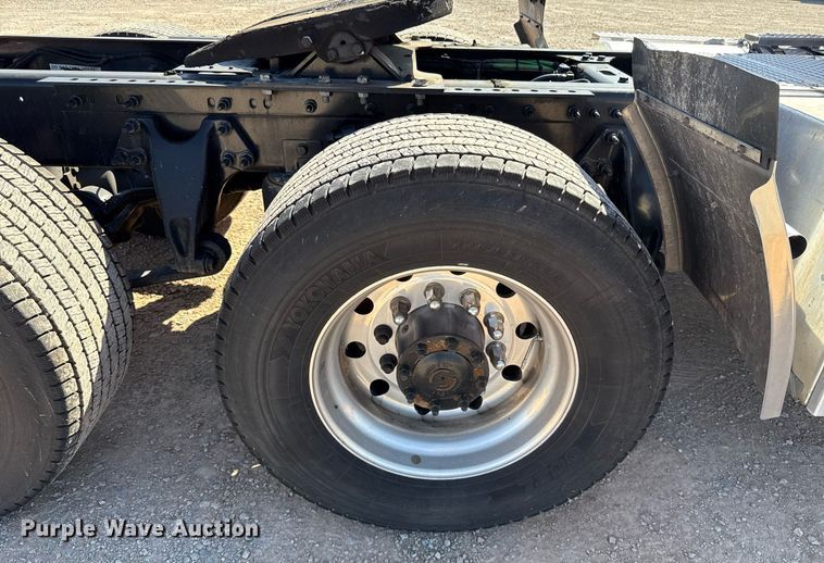 image for item EJ4573 2021 International LT625 semi truck