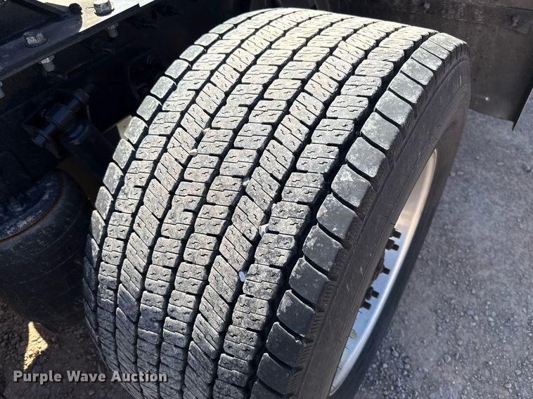 image for item EJ4573 2021 International LT625 semi truck