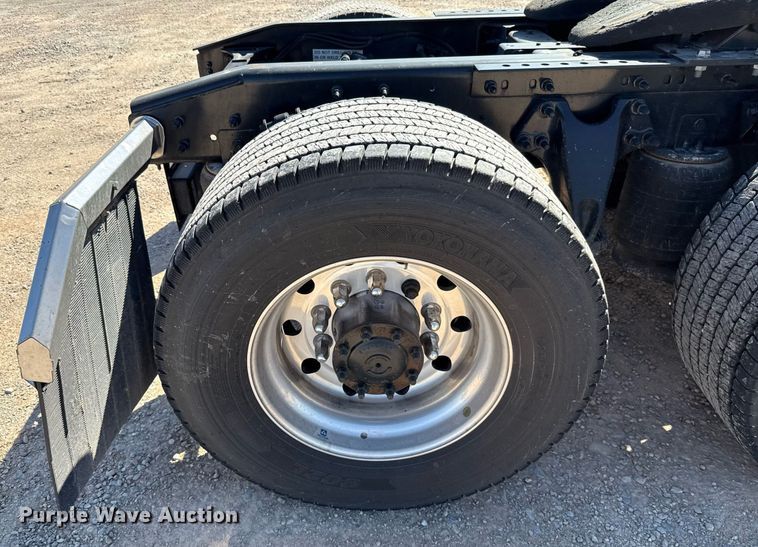 image for item EJ4573 2021 International LT625 semi truck