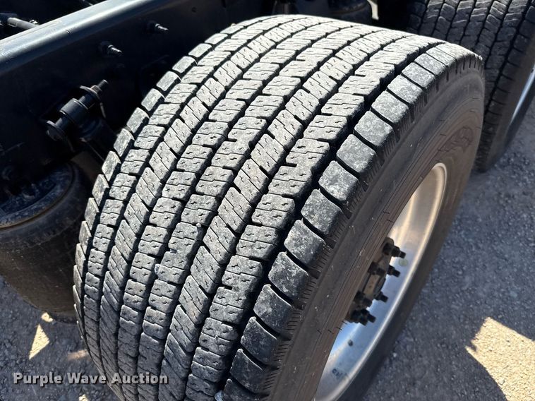 image for item EJ4573 2021 International LT625 semi truck