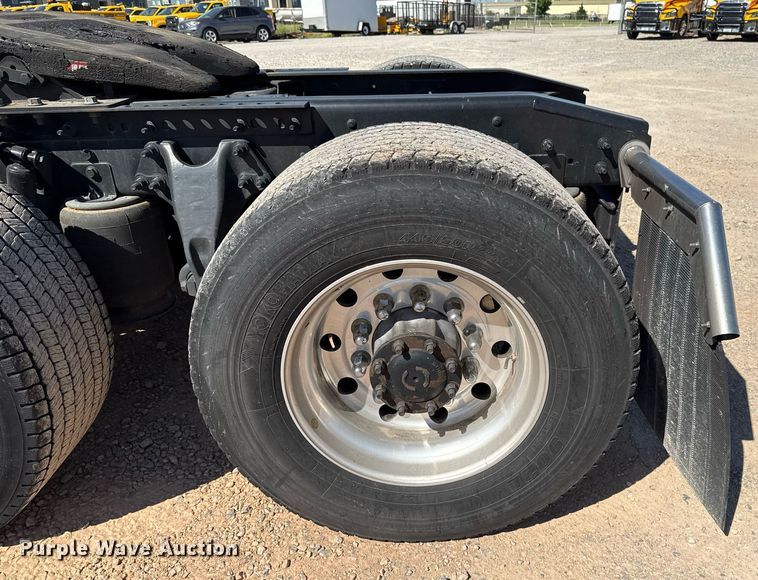 image for item EJ4573 2021 International LT625 semi truck