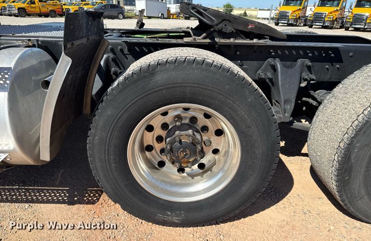 image for item EJ4573 2021 International LT625 semi truck