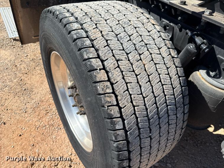 image for item EJ4573 2021 International LT625 semi truck