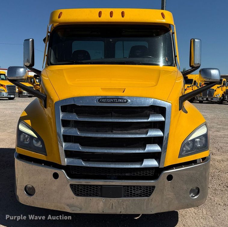 image for item EJ4574 2022 Freightliner Cascadia 126 semi truck