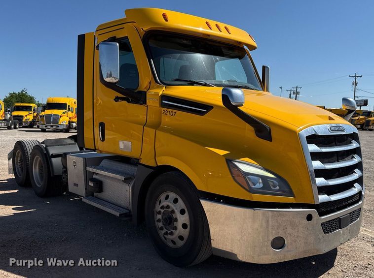 image for item EJ4574 2022 Freightliner Cascadia 126 semi truck