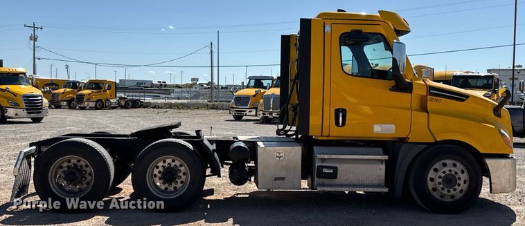 image for item EJ4574 2022 Freightliner Cascadia 126 semi truck