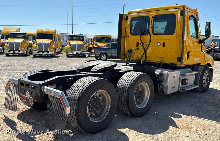 image for item EJ4574 2022 Freightliner Cascadia 126 semi truck