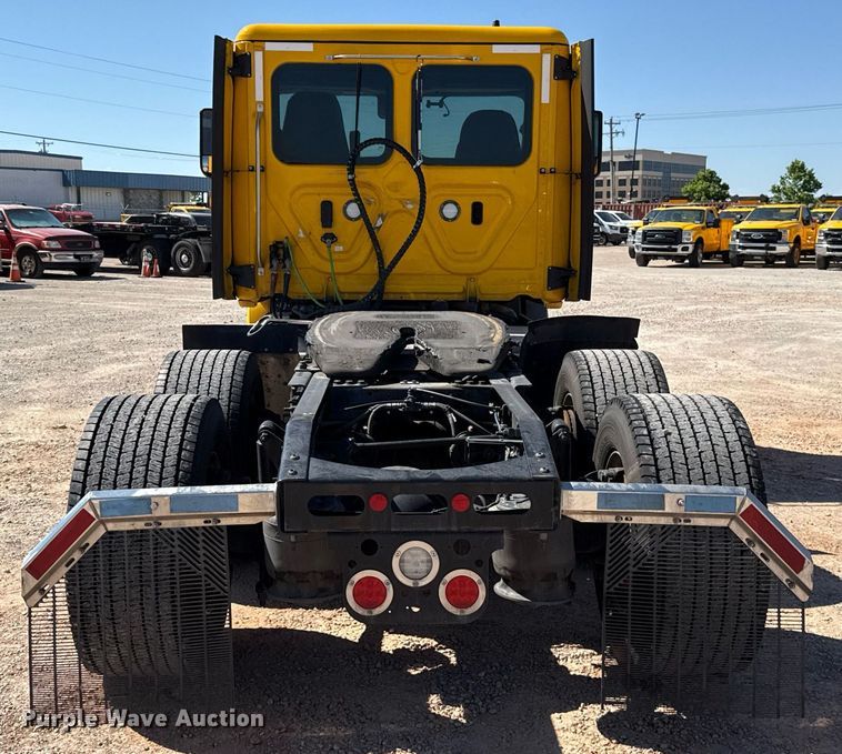 image for item EJ4574 2022 Freightliner Cascadia 126 semi truck