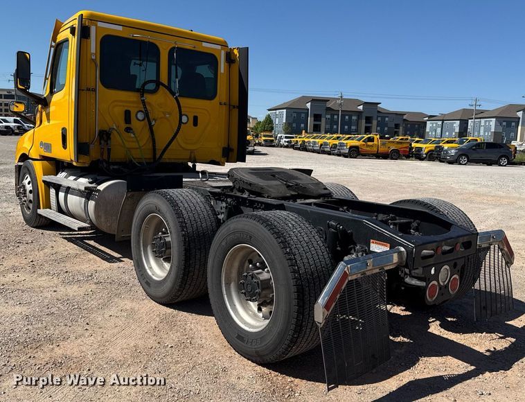 image for item EJ4574 2022 Freightliner Cascadia 126 semi truck