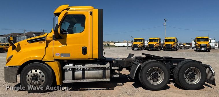 image for item EJ4574 2022 Freightliner Cascadia 126 semi truck