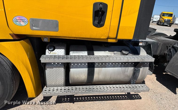 image for item EJ4574 2022 Freightliner Cascadia 126 semi truck