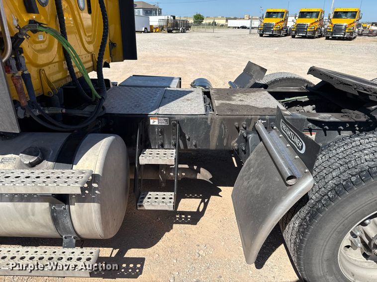 image for item EJ4574 2022 Freightliner Cascadia 126 semi truck