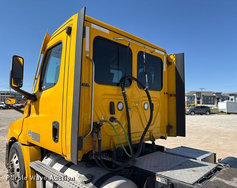 image for item EJ4574 2022 Freightliner Cascadia 126 semi truck