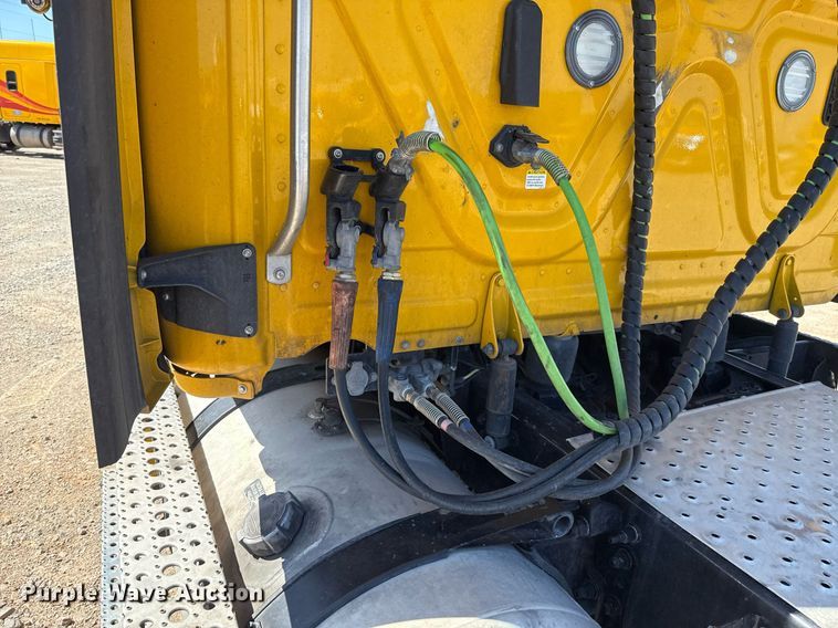 image for item EJ4574 2022 Freightliner Cascadia 126 semi truck