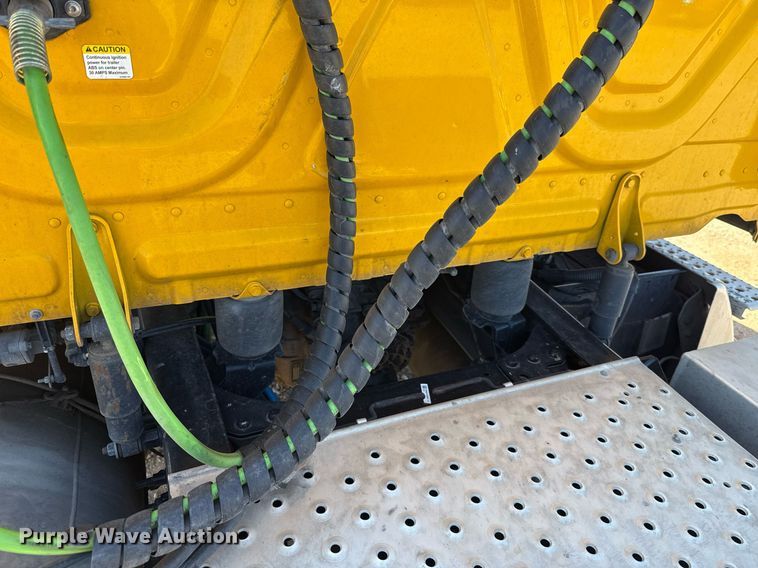 image for item EJ4574 2022 Freightliner Cascadia 126 semi truck