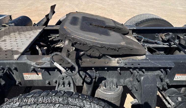 image for item EJ4574 2022 Freightliner Cascadia 126 semi truck