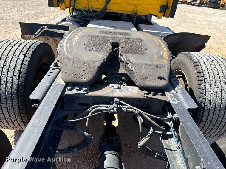 image for item EJ4574 2022 Freightliner Cascadia 126 semi truck