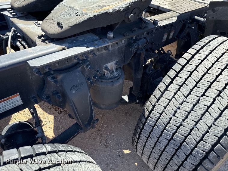 image for item EJ4574 2022 Freightliner Cascadia 126 semi truck