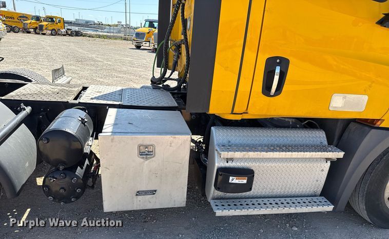 image for item EJ4574 2022 Freightliner Cascadia 126 semi truck