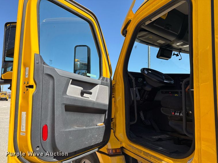 image for item EJ4574 2022 Freightliner Cascadia 126 semi truck