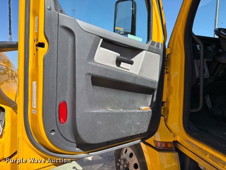 image for item EJ4574 2022 Freightliner Cascadia 126 semi truck